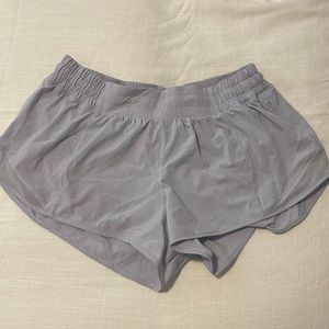 lululemon hotty hot 2.5 short lilac size 10
